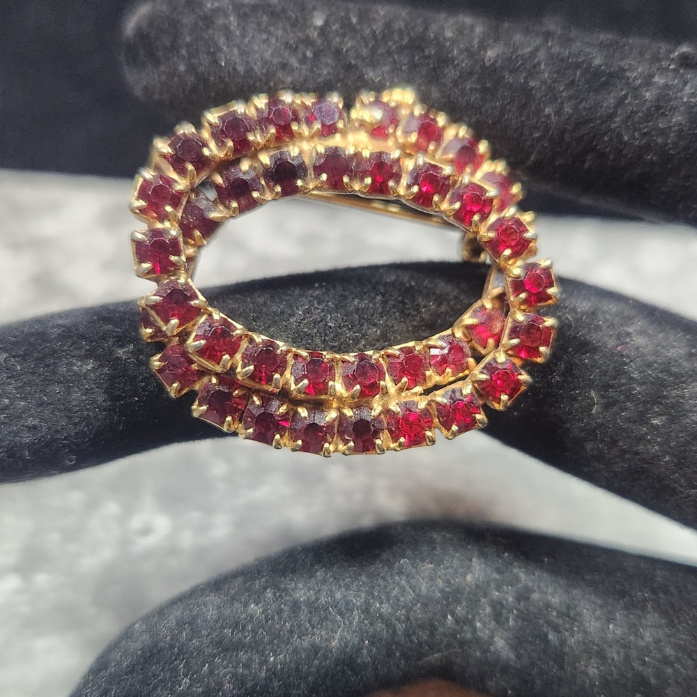 Vintage Ruby Red Rhinestone Oval Wreath Brooch Gold Tone Double Row Pin‎
